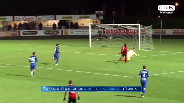 La frappe de SCARAMOZZINO est captée par le gardien.