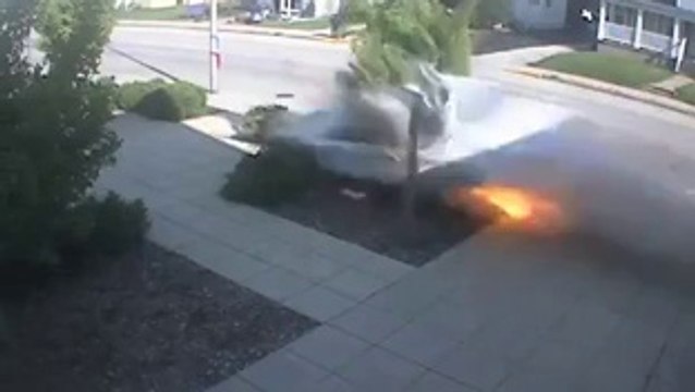 Ce chauffard perd le controle de sa voiture à 160 kmh sur une rue limitée à 40