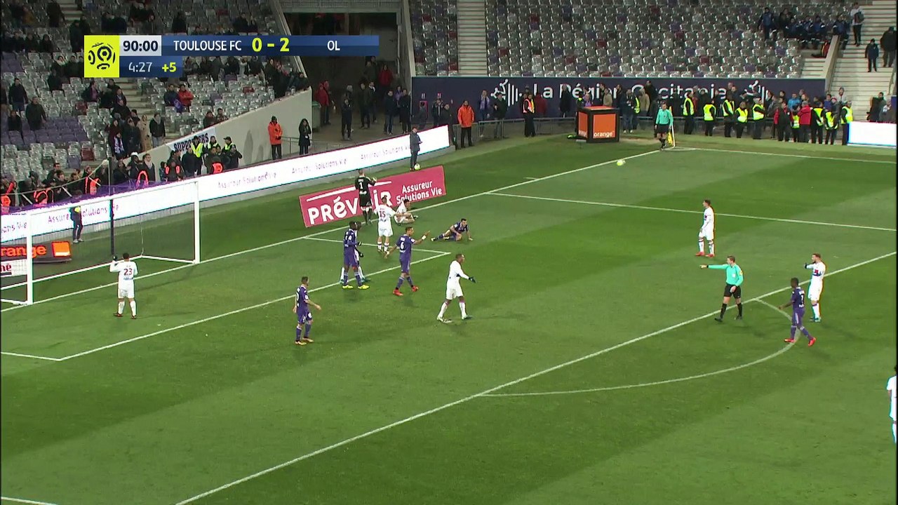 Max-Alain Gradel trompe Lopes et réduit le score contre LyonBUT TFC OL