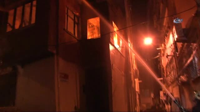 Fatih'te Bina Alev Alev Böyle Yandı... Mahalleli Sokağa Döküldü