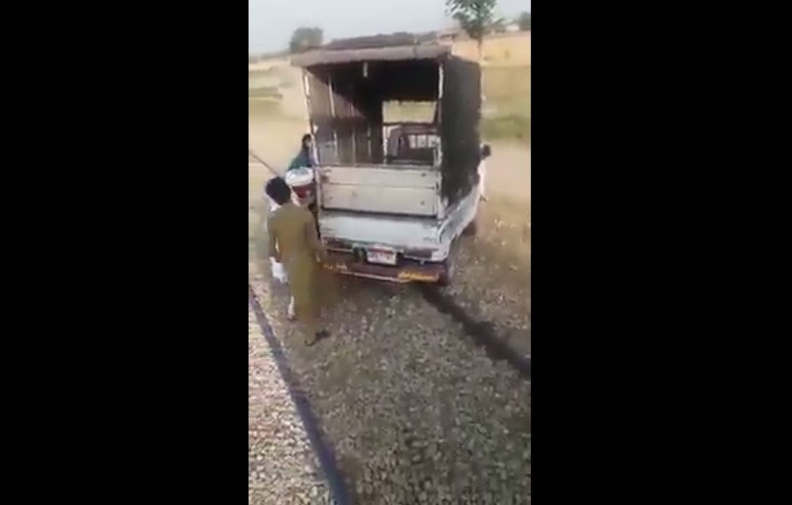 ٹرین ٹریک پر موت کو شرم آ گئی مگر اس قوم کو نہ آئی، ٹھیٹ قوم موت کا بھی وقت تباہ کرنے لگی