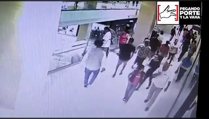 chatas hacen pleito en Mall y camara de seguridad los capta