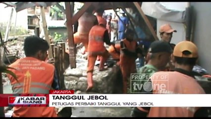 Petugas Dibantu TNI Perbaiki Tanggul Jatipadang Yang Jebol