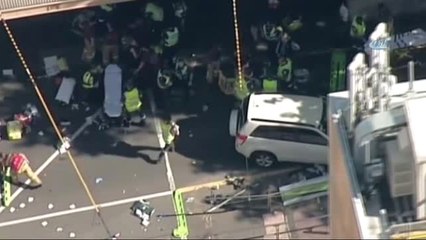 Avustralya'da Araç Kalabalığa Daldı