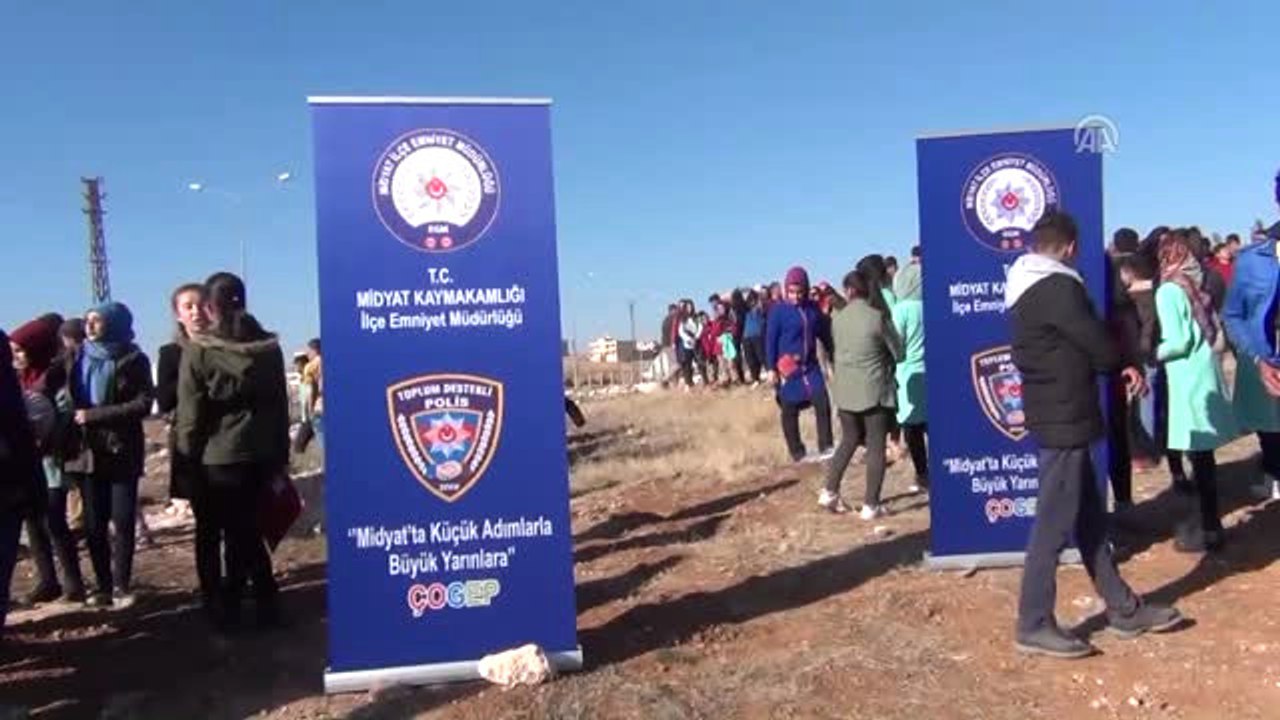 Midyat'ta Polis Çocuklarla 2 Bin Fidan Dikti