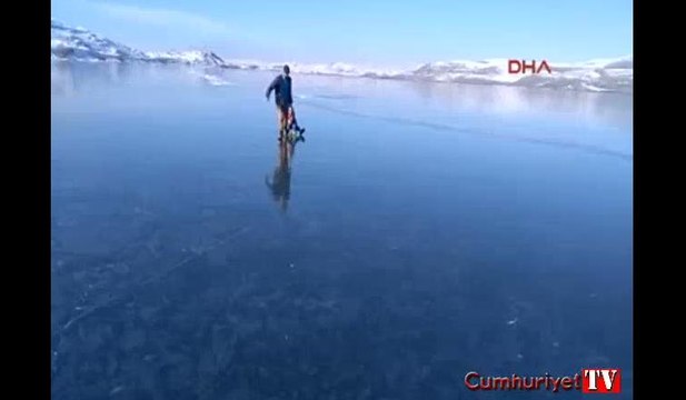 BUz tutan Çıldır Gölü'nde doyasıya eğlendiler