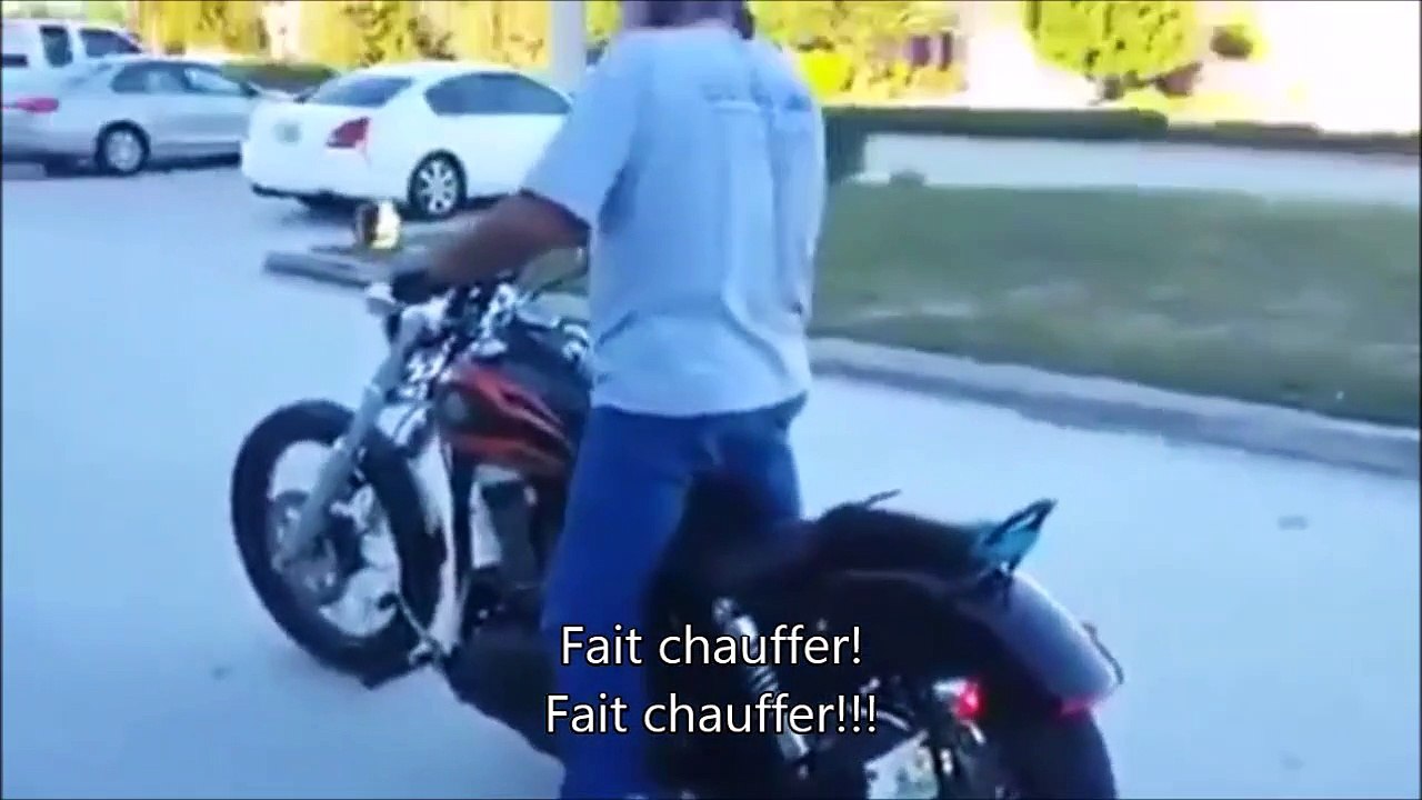 Un biker débile tente un burnout et se rate complètement