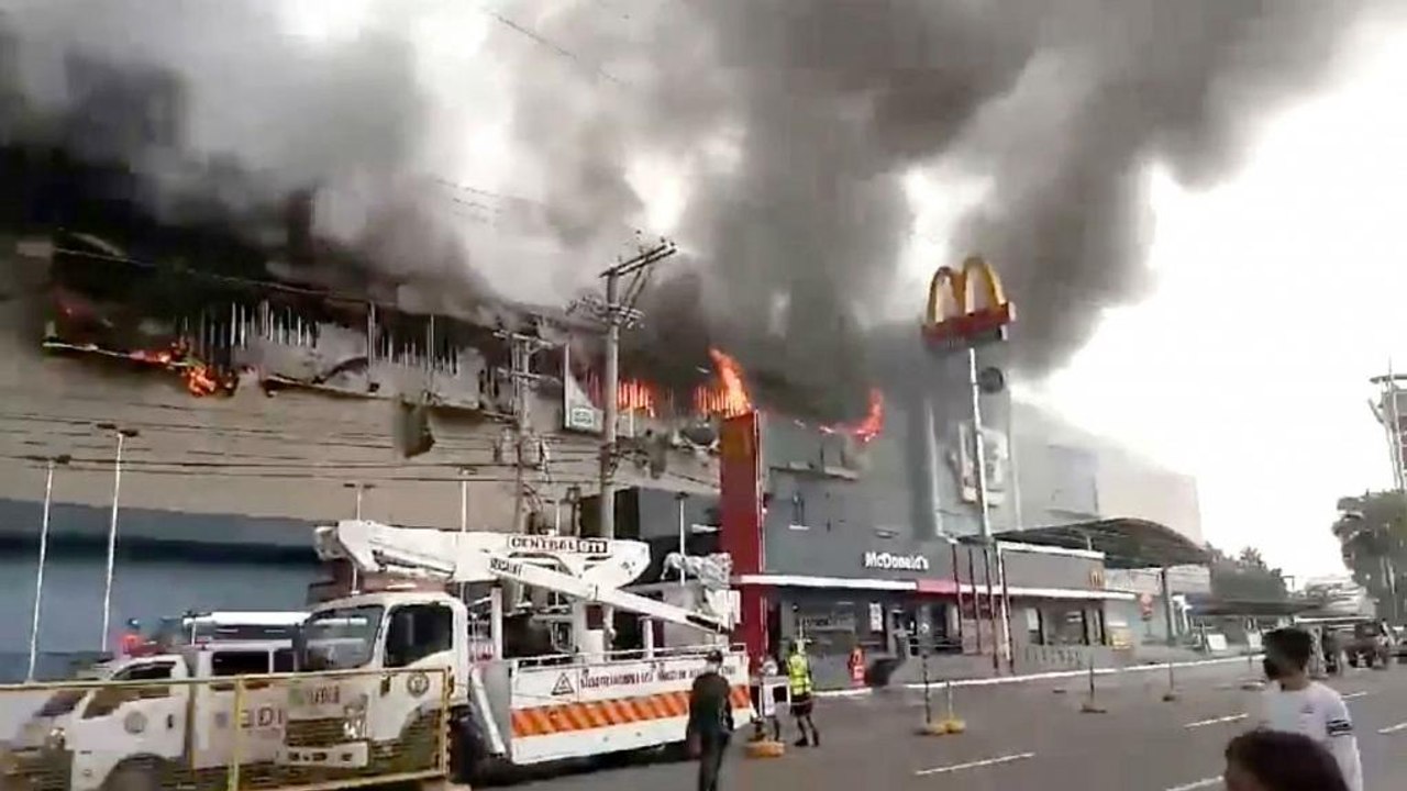 Dozens die in Philippines shopping centre fire
