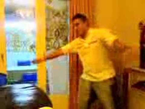 Dan et son cousin dansent la tecktonik enfin...suite 2