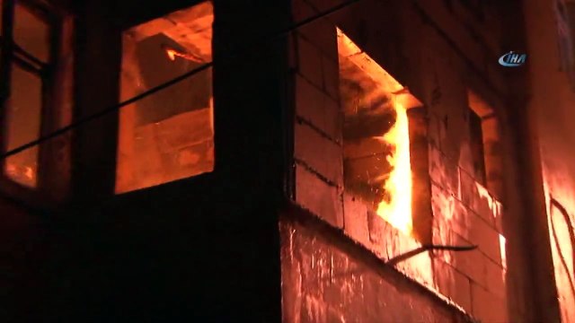 Fatih’te Bina Alev Alev böyle yandı... Mahalleli Sokağa Döküldü