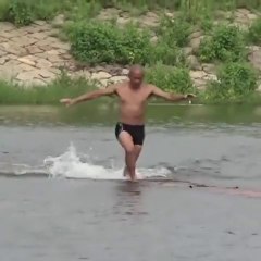 ce moine Shaolin marche sur l'eau !