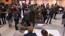 Largas colas para votar en los colegios electorales catalanes