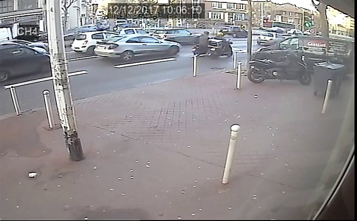 Une remorque tire une voiture et perd son chargement au milieu de la route