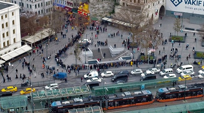 Milli Piyango Bayii Nimet Abla'nın Önünde Yılbaşı Çekilişi İçin Uzun Kuyruk Oluştu