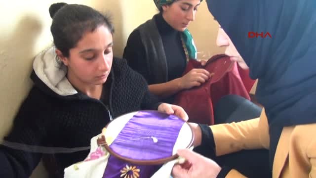 Hakkari-Köylü Kızlara Dikiş, Nakış Eğitimi Veriliyor