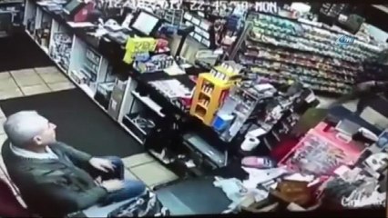 - Bıçaklı soyguncu tabancayı görünce çark etti