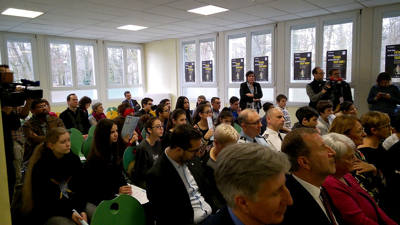 Prévention contre les dangers des pétards par le Pr Liverneaux à Strasbourg, au collège Solignac