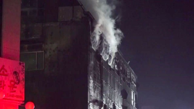 제천 화재 현장...연기 때문에 수색 작업 난항 / YTN