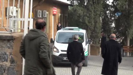 Télécharger la video: Okul Servisine Yetişemeyen Öğrenci Hastane Yolunda Trafik Kazası Geçirdi: 1 Ölü, 3 Yaralı