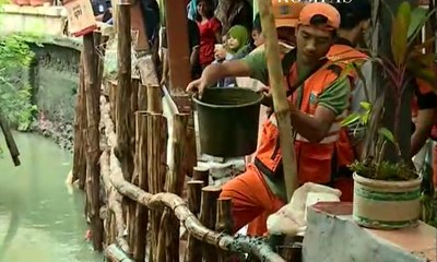 Cegah Banjir, Petugas Bangun Tanggul Sementara di Jatipadang