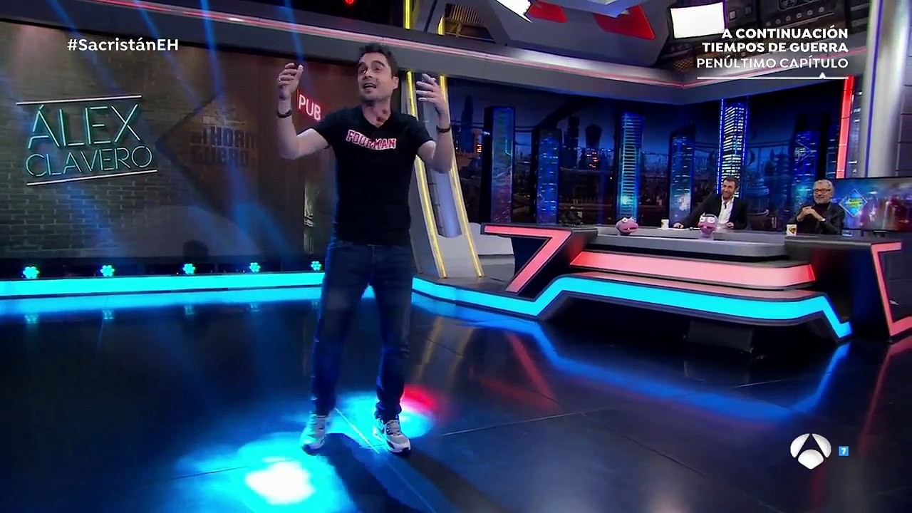 Álex Clavero  “¿Por qué no ponen persianas en los hoteles؟“