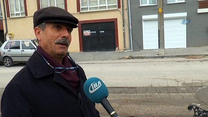 Garaj kapısı önündeki elektrik direği görenleri şaşırtıyor