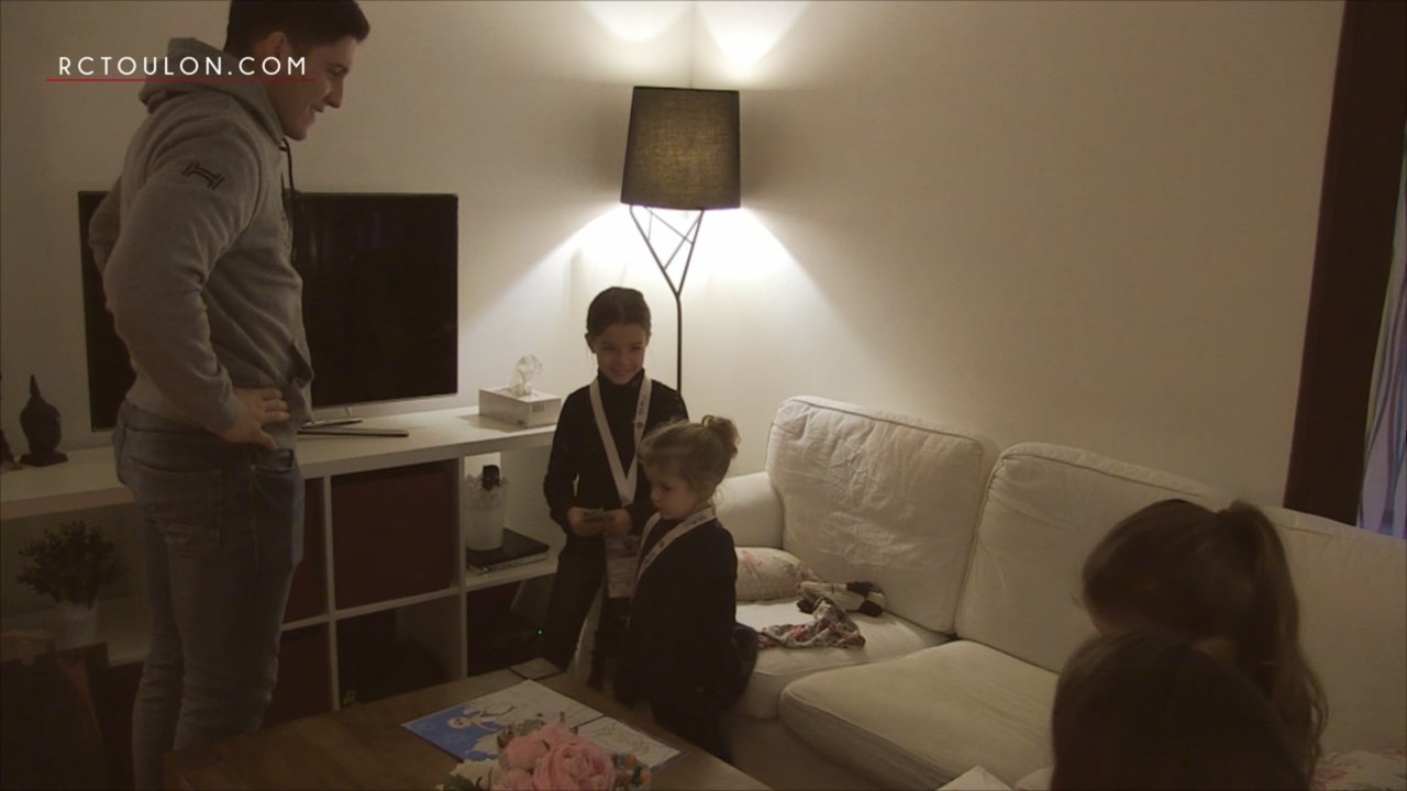 Calendrier de l'avent J21 : Anthony Belleau rend visite à 3 jeunes supportrices