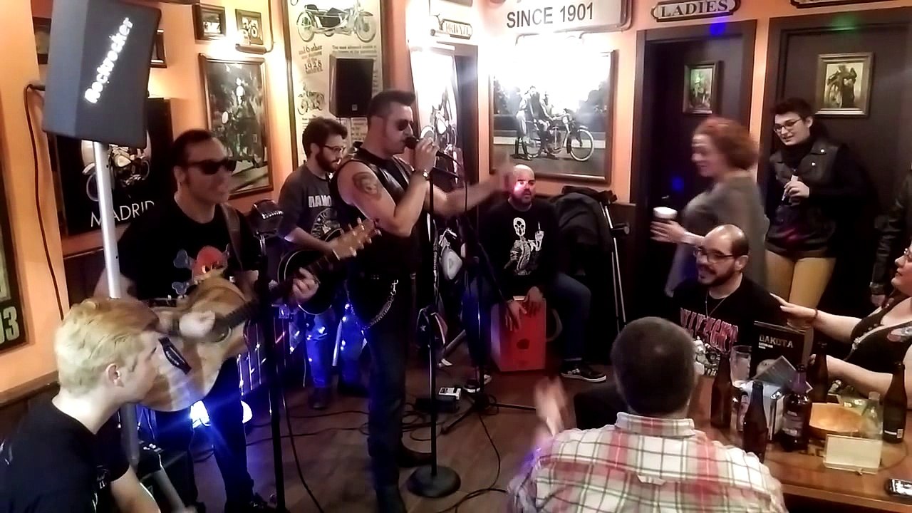 Feo,Fuerte Y Formal Rompeolas en el Dakota Custom Bar