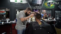 شاب سوري يستخدم الفأس لحلاقة شعر زبائنه