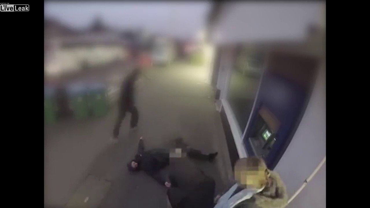 Un héro vient sauver une femme menacée par 2 braqueurs à un distributeur de billet