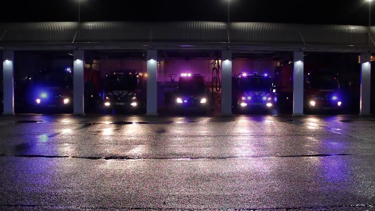 Les pompiers vous souhaitent Joyeux Noël avec un show lumineux sur leurs camions !