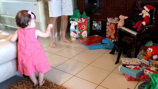 Waouu la réaction magique de cette fillette pour son premier noel !