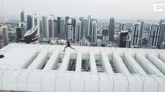 Il saute au-dessus du vide sur le bord d'un immeuble de 70 étages à Dubai !