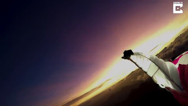 Vol en wingsuit de nuit dans alpes éclairé par des LEDs !!