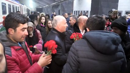 Doğu Ekspresi yolcularına Kars'ta karanfilli karşılama - KARS