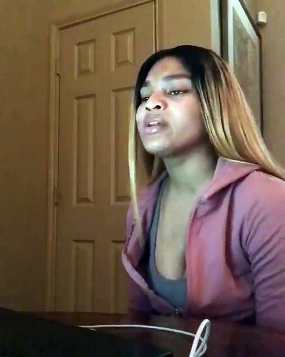 Une fille se fait troller par sa mère pendant qu'elle chante
