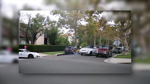 Il a voulu montrer sa voiture mais ça va mal tourner... ⚆ _ ⚆