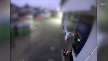 Tentuan ta plaçkitin gruan që po tërhiqte para nga bankomati, pendohen keq kur para tyre shfaqet një burrë misterioz