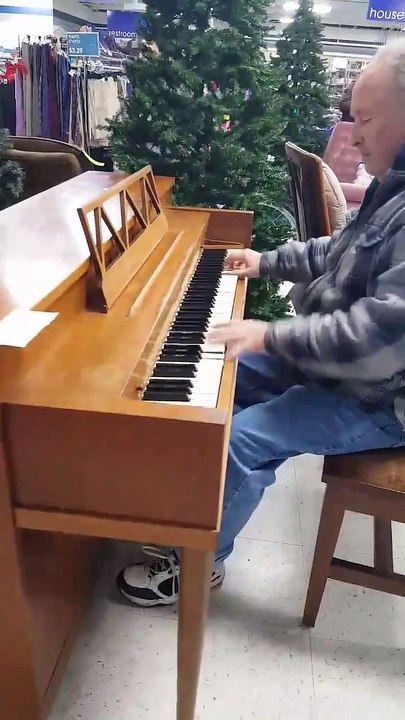 Un papy très doué avec un piano