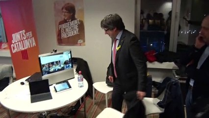 El president Puigdemont, amb els consellers, seguint la nit electoral des de Brussel·les