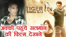 Akshay Kumar watches Tiger Zinda Hai of Salman Khan; Watch Video | FilmiBeat