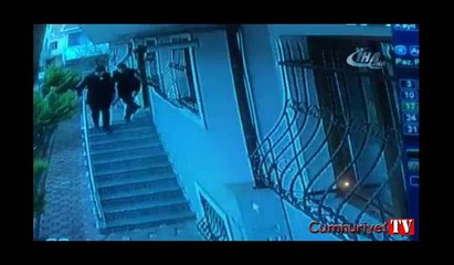 Haciz memurlarını yarı çıplak halde silahla kovalayan adam kamerada