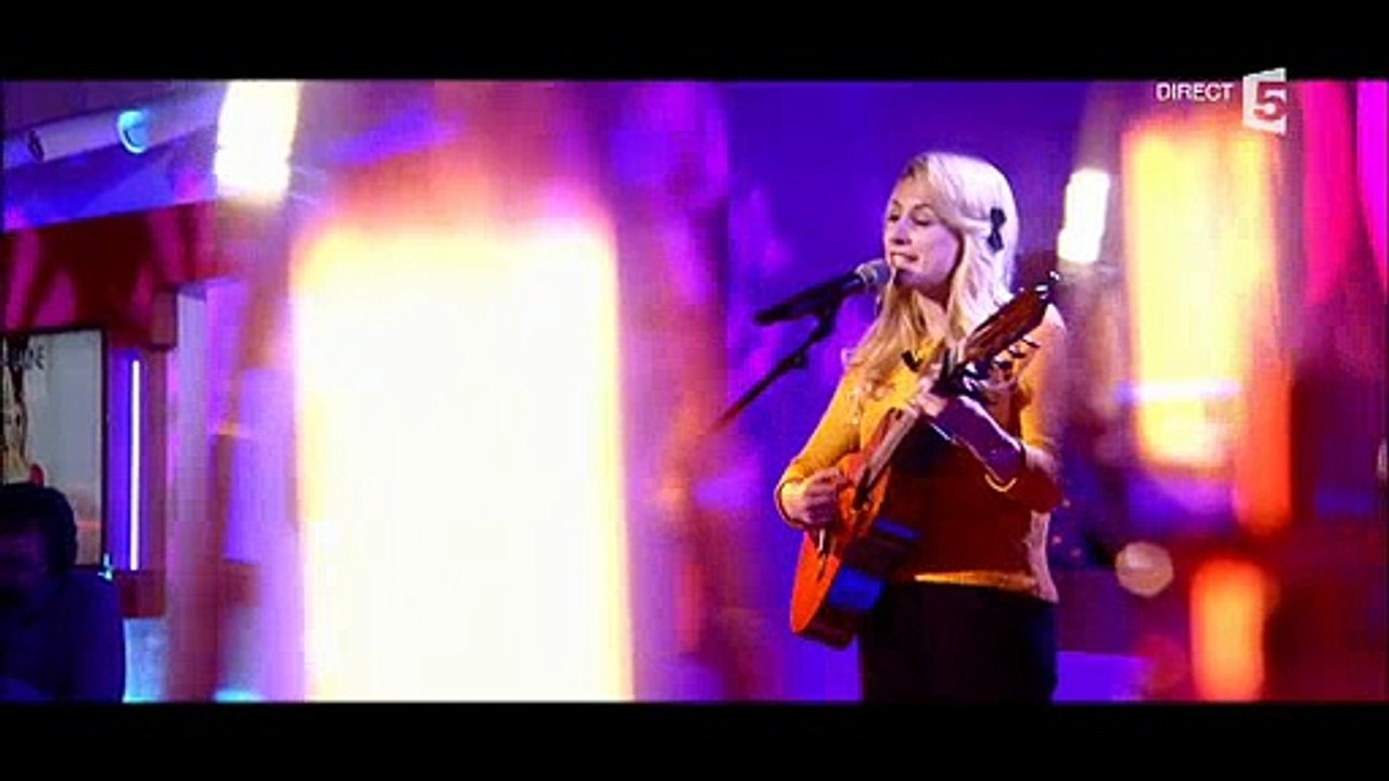 L'énorme fou-rire de Anne-Elisabeth Lemoine hier soir dans C à vous" en écoutant une chanson aux paroles... horribles !