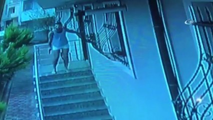 Haciz Memurlarını Yarı Çıplak Halde Silahla Kovalayan Şahıs Kamerada