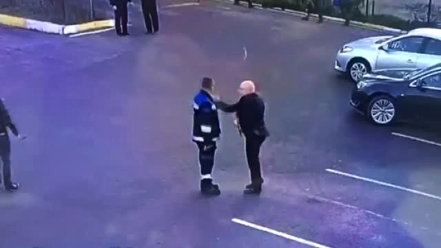 Zabıta Daire Başkanının Zabıta Memuruna Dayağı Kamerada