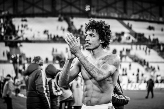 Luiz Gustavo, dans la lumière