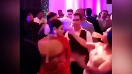 கோஹ்லி ஆட.. அதை பார்த்து அனுஷ்கா குத்தாட்டம் போட..