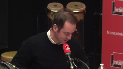 Gérard Collomb et son chat à la cool devant le sapin - Tanguy Pastureau maltraite l'info