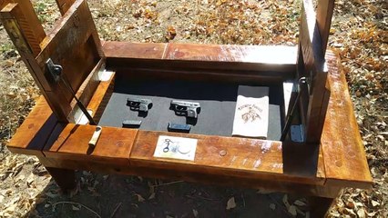 Cette table est un coffre aux trésors ! Pour cacher des armes ou autres...