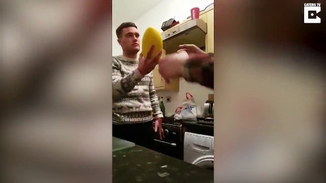 Il éclate un melon sur la tête de son pote.. qui se sent mal !